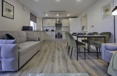 Ashford Apartment | Stylish and Modern Flat 2 Min Walk to Ashford Outlet