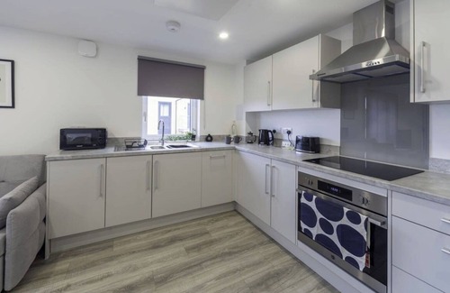 Ashford Apartment | Stylish and Modern Flat 2 Min Walk to Ashford Outlet