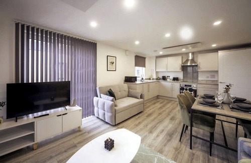 Ashford Apartment | Stylish and Modern Flat 2 Min Walk to Ashford Outlet