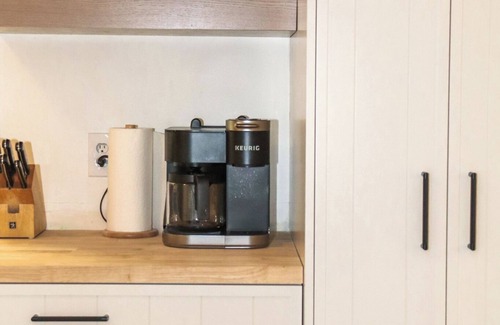 Victoria Beach Cabin | Stylish and private, recently renovated cabin, 17-minute walk from the beach!