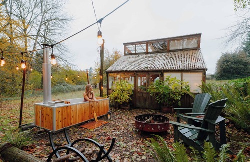 Molalla Cabin | Stylish and Romantic Glamping Cabin with private hiking and Wood Burning Hot Tub