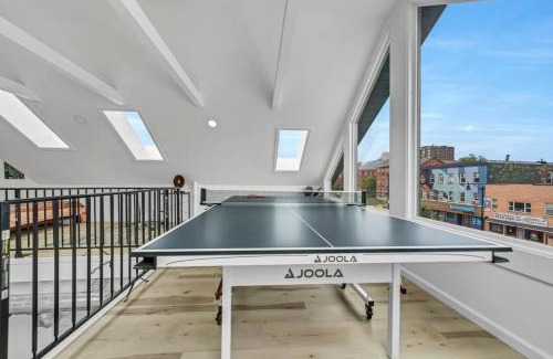 Front Park House | Stylish And Roomy Full House Dtwn