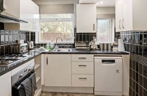 Forest Fields House | Stylish and Sleek 4 Bed House in Nottingham