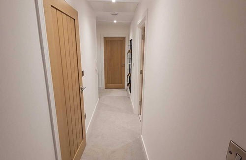 Wainscot Apartment | Stylish And Spacious 2 Bed Flat On High Street In Strood Rochester
