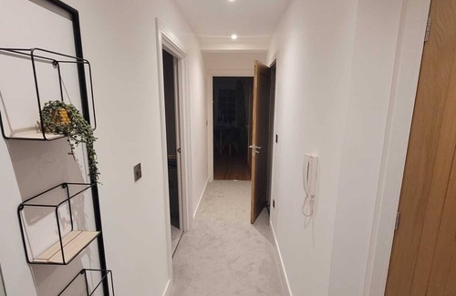 Wainscot Apartment | Stylish And Spacious 2 Bed Flat On High Street In Strood Rochester