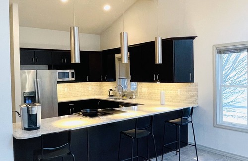 Champaign House | Stylish and Spacious 3b2b Smart Ranch Home near UIUC