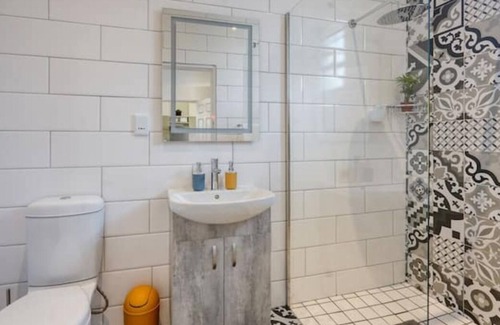 Windermere Condo | Stylish and Spacious 3 Sleeper Apartment with Pool