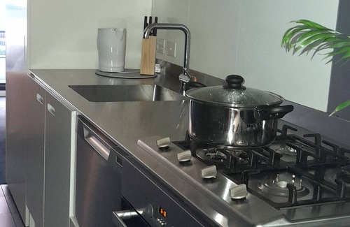 South Melbourne Apartment | Stylish apartment close to city & gardens suits professionals & families + pool