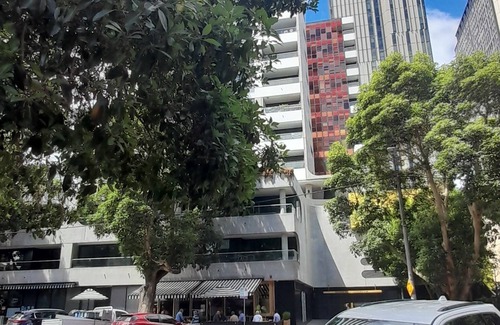 South Melbourne Apartment | Stylish apartment close to city & gardens suits professionals & families + pool