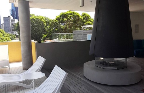 South Melbourne Apartment | Stylish apartment close to city & gardens suits professionals & families + pool