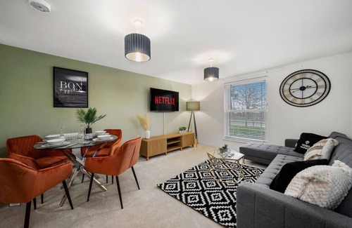 Bletchley Apartment | 🌟Stylish Apartment-Free Parking-8 minutes to CMK🌟