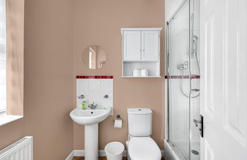 Hartwell Apartment | Stylish Apartment - 4 minutes to Town Centre - Private Parking, Self-Check-In, Fast Wifi and Smart TV by Yoko Property