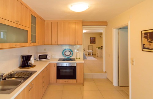 Skotino Apartment | Stylish Apartment Close To The Beach