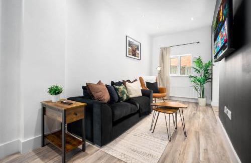 Cradley Apartment | Stylish Apartment - Free Wifi & Netflix - On Street Parking - Double Bed - 49aG