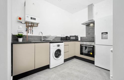 Cradley Apartment | Stylish Apartment - Free Wifi & Netflix - On Street Parking - Double Bed - 49aG