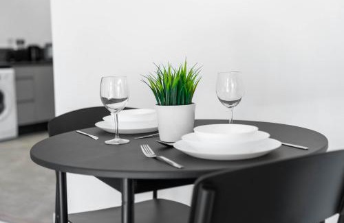 Cradley Apartment | Stylish Apartment - Free Wifi & Netflix - On Street Parking - Double Bed - 49aG