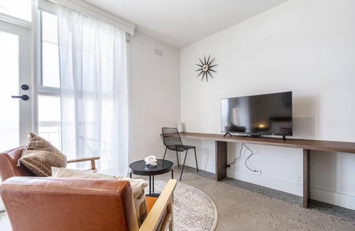 Carlton Apartment | Stylish Apartment in Carlton - 6415