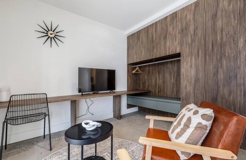 Carlton Apartment | Stylish Apartment in Carlton - 6415