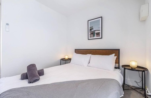 Carlton Apartment | Stylish Apartment in Carlton - 6415
