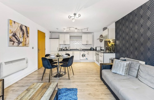 Healey Lane Apartment | Stylish Apartment in Dewsbury with Parking