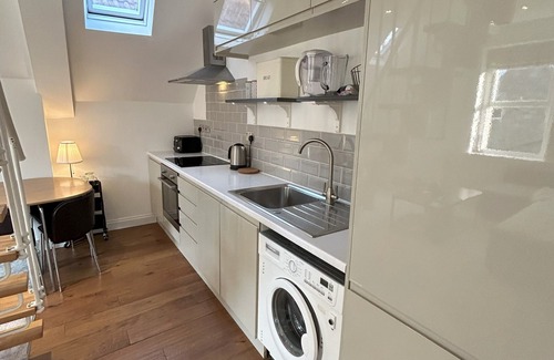 Clifton House | Stylish Apartment in the Heart of Clifton Village. Street Parking.