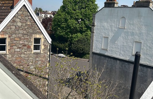Clifton House | Stylish Apartment in the Heart of Clifton Village. Street Parking.