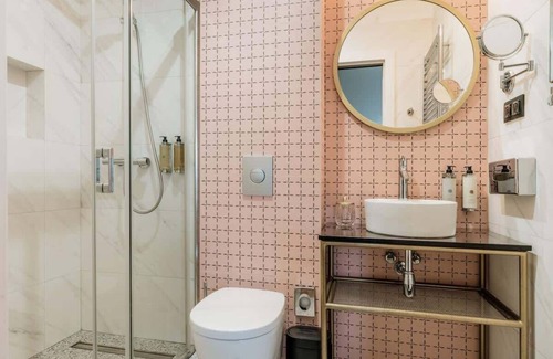 Srodmiescie Hotel | Stylish Apartment King Size Bed magnificent view