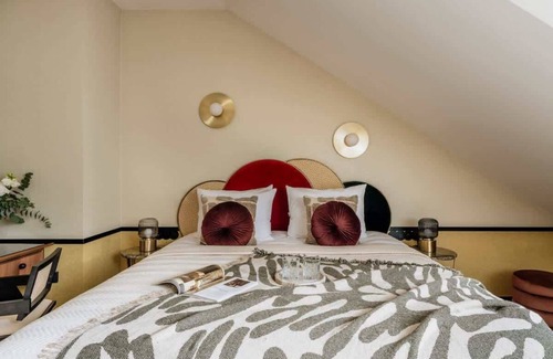Srodmiescie Hotel | Stylish Apartment King Size Bed magnificent view