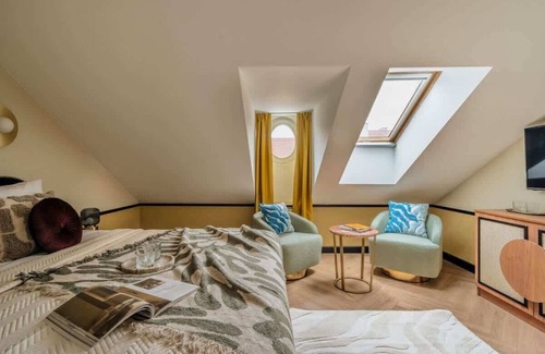 Srodmiescie Hotel | Stylish Apartment King Size Bed magnificent view