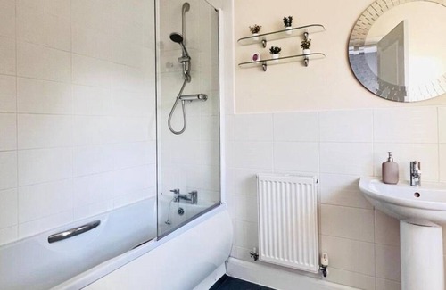 Solihull Apartment | Stylish Apartment near N.E.C, BHX, JLR, Solihull