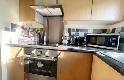 Brunel Apartment | Stylish Apartment near Heathrow Brunel Uni, Shops, & 35 mins to Central London