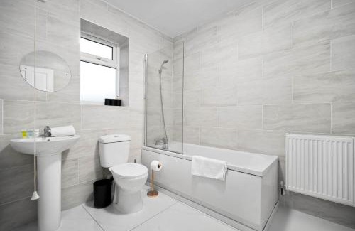 Cradley Heath Apartment | Stylish Apartment - Netflix - Fast WiFi - Parking - Top Rated 4MH