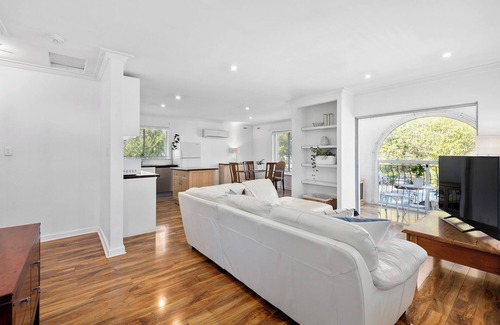 South Perth Apartment | Stylish Apartment Overlooking Majestic Tree Lined Park, 5 Mins Walk to Zoo