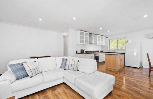 South Perth Apartment | Stylish Apartment Overlooking Majestic Tree Lined Park, 5 Mins Walk to Zoo
