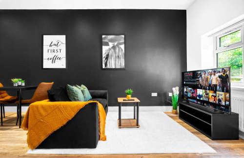 Cradley Apartment | Stylish Apartment - Street Parking - Rowley Regis - Smart TV - Wifi - Netflix - 49G