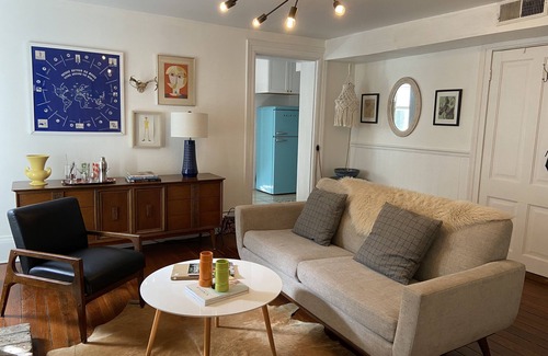 Savannah Victorian District Apartment | Stylish Apartment walk to Forsyth Park King Bed