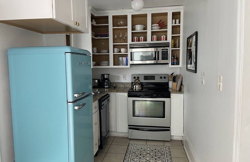 Savannah Victorian District Apartment | Stylish Apartment walk to Forsyth Park King Bed