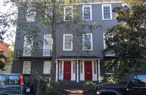 Savannah Victorian District Apartment | Stylish Apartment walk to Forsyth Park King Bed