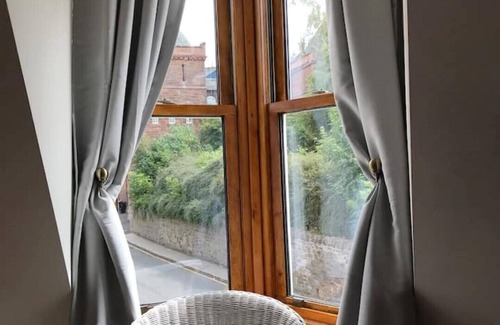 Bonnington Apartment | STYLISH APARTMENT WITH PRIVATE ROOF TERRACE
