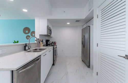 Parkside Apartment | Stylish Apartment with Pool-Gym-Parking and Balcony - 5 Min to Hollywood Beach!