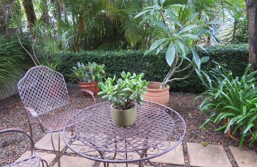 Seaforth Apartment | Stylish apartment with beautiful garden patio