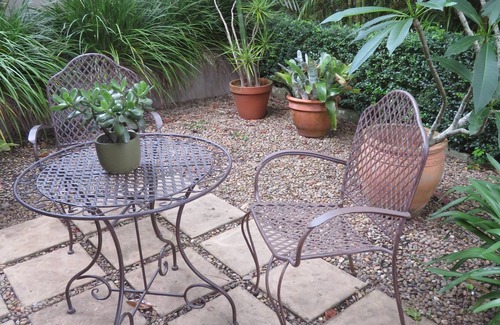 Seaforth Apartment | Stylish apartment with beautiful garden patio