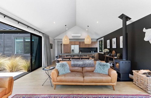 Arrowtown House | Stylish Arrowtown Home-fabulous location + comfort