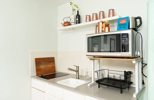 St. Edwards Apartment | Stylish, artsy gem. Walk to Iconic South Congress