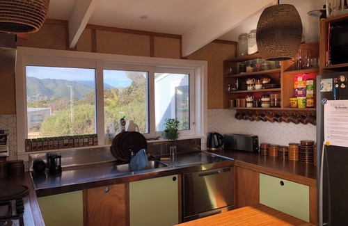 Waikanae House | Stylish Bach With hot tub and Island Views - Bali Hai