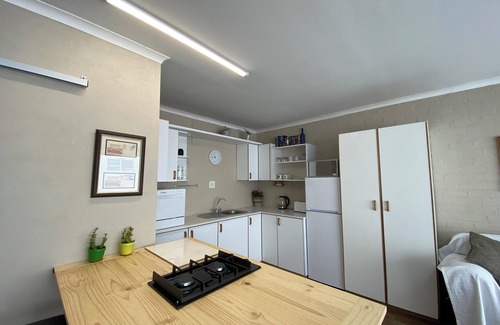Kenridge Apartment | Stylish Bachelor Unit Getaway!