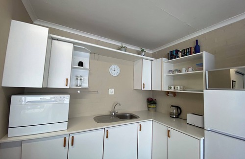 Kenridge Apartment | Stylish Bachelor Unit Getaway!