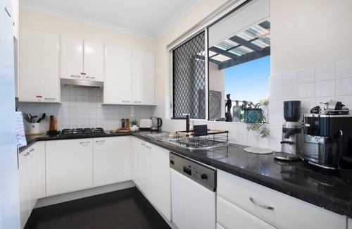 Balmain Apartment | Stylish Balmain Townhouse with Pool & City Views