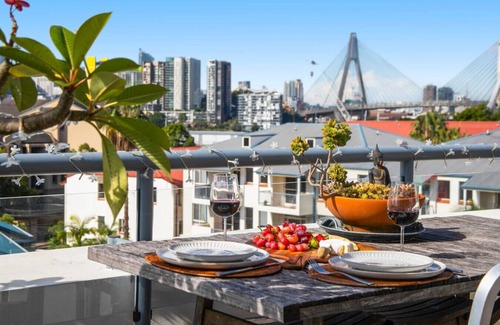 Balmain Apartment | Stylish Balmain Townhouse with Pool & City Views