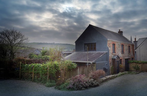 Modbury House | Stylish barn perfect for beach, surf or moor